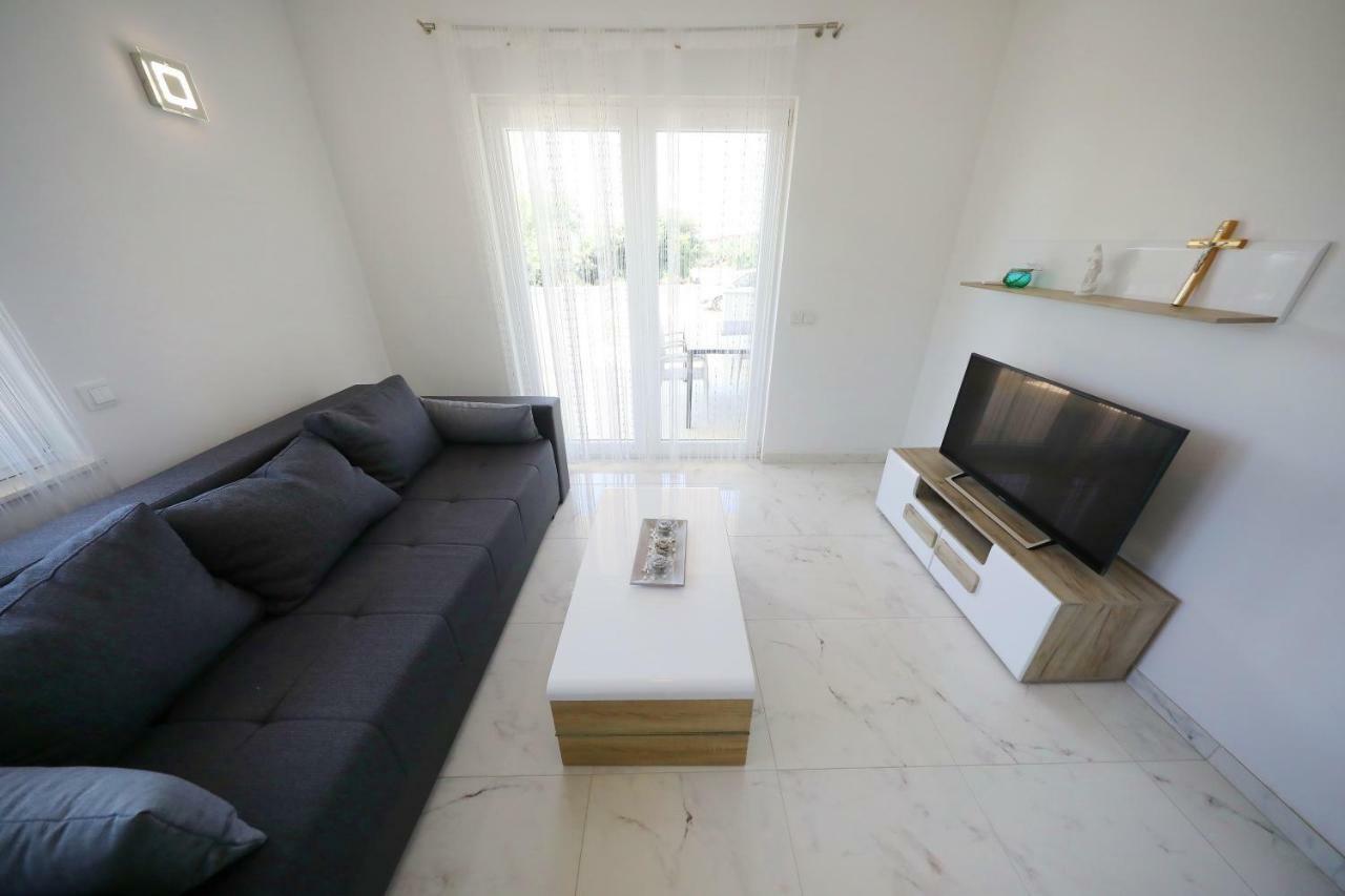 Apartmani Vlado Mitar Sukošan Eksteriør bilde