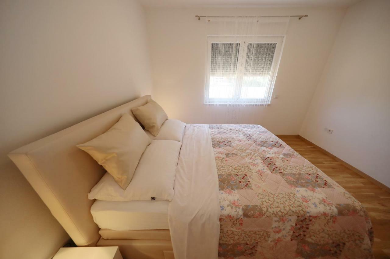 Apartmani Vlado Mitar Sukošan Eksteriør bilde