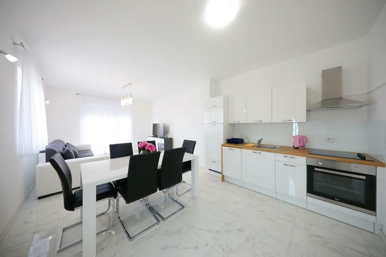 Apartmani Vlado Mitar Sukošan Eksteriør bilde