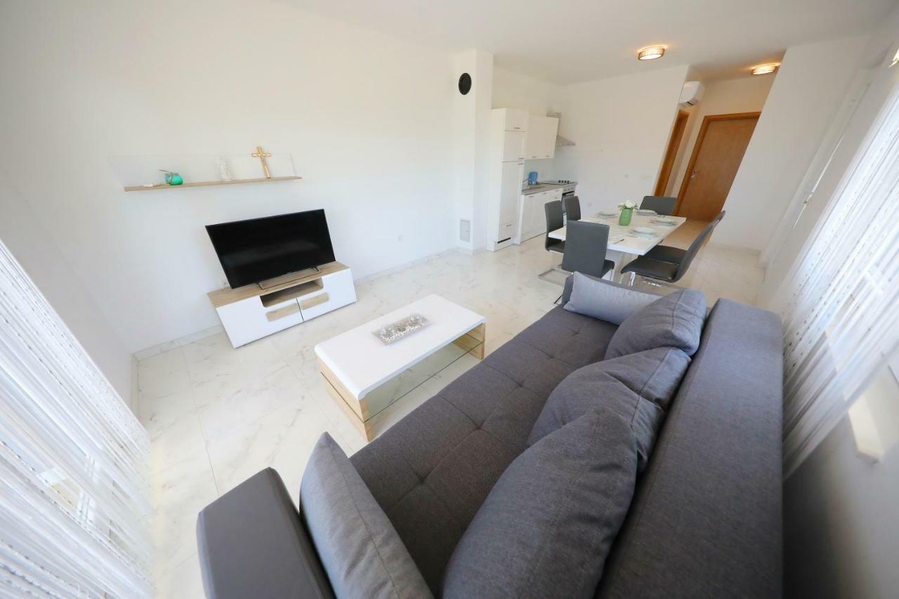 Apartmani Vlado Mitar Sukošan Eksteriør bilde