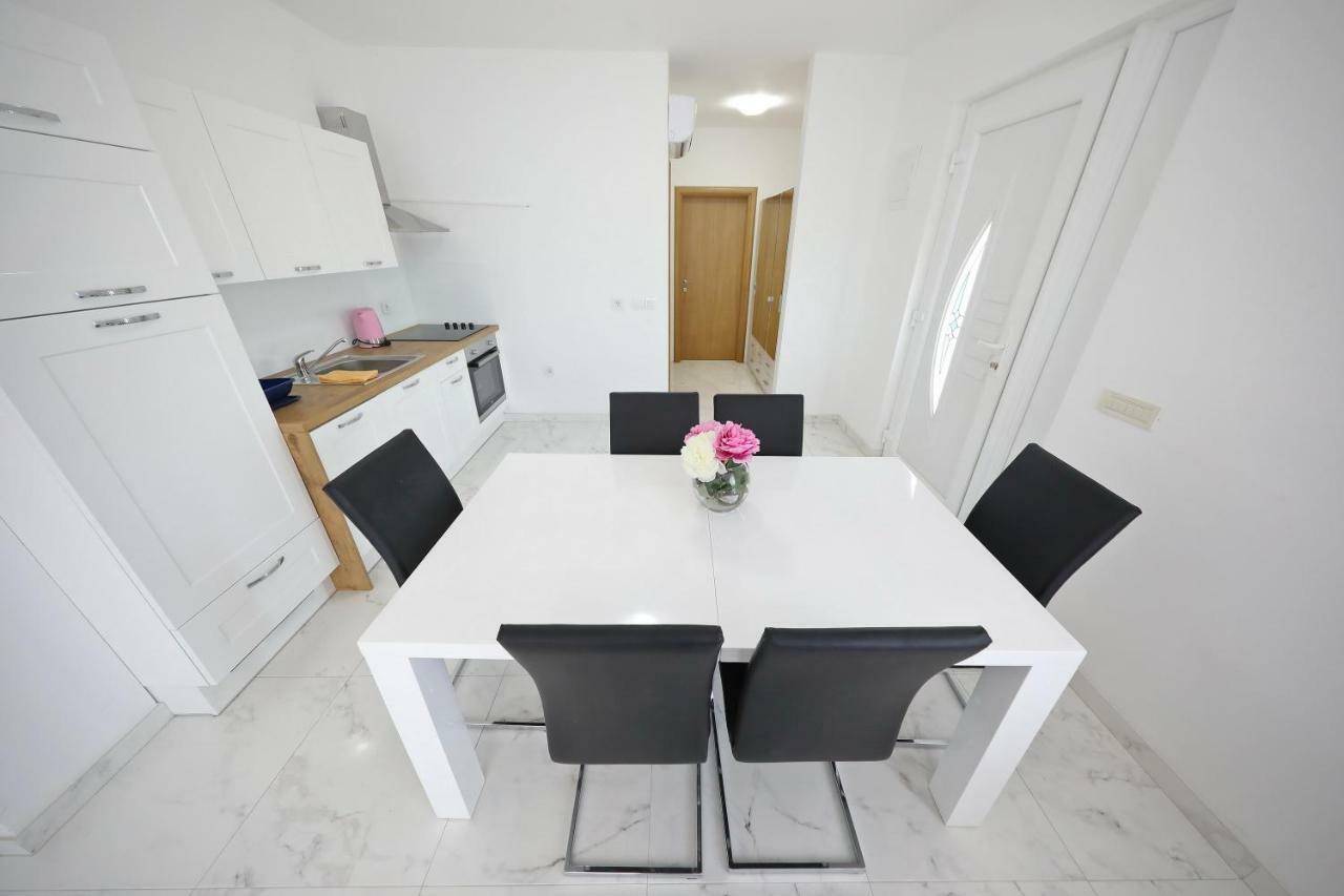 Apartmani Vlado Mitar Sukošan Eksteriør bilde