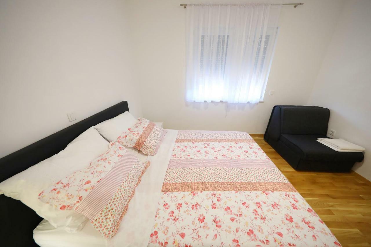 Apartmani Vlado Mitar Sukošan Eksteriør bilde