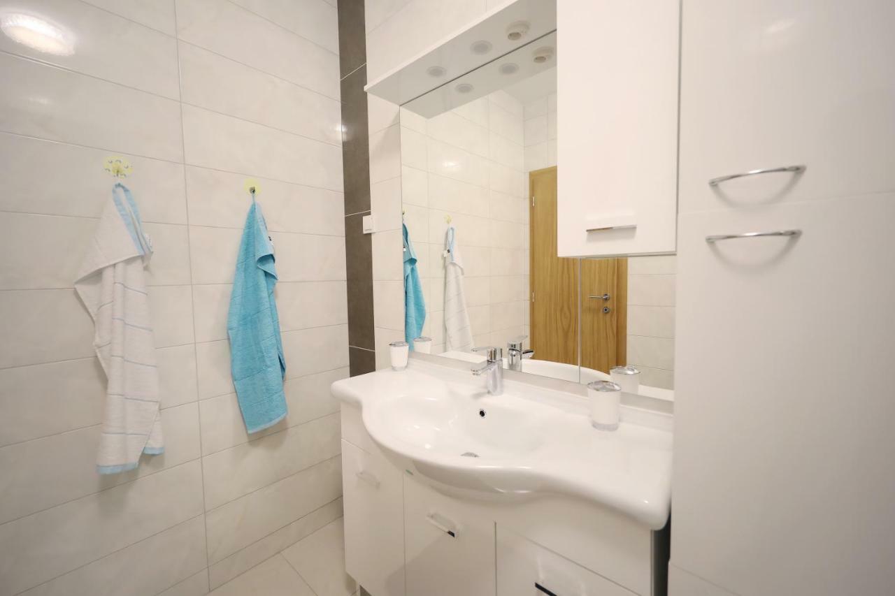 Apartmani Vlado Mitar Sukošan Eksteriør bilde